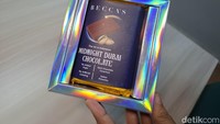Kemasannya cantik, menggunakan kotak berwarna hologram. Di dalamnya sudah dilengkapi dengan ice gell agar cokelatnya tidak meleleh. Foto: detikcom/Riska Fitria