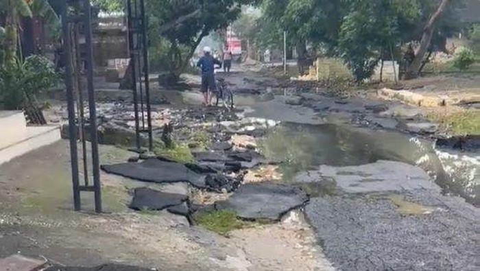 Aspal jalan kabupaten di Tuban mengelupas usai kebanjiran padahal baru beres diaspal sehari.
