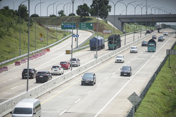 Sejumlah kendaraan melintas di Jalan Tol Trans Jawa di Kabupaten Batang, Jawa Tengah, Kamis (19/12/2024). PT Jasa Marga (Persero) Tbk. bersama kelompok usahanya dan sejumlah Badan Usaha Jalan Tol (BUJT) lainnya akan memberikan potongan tarif tol sebesar 10 persen untuk Jalan Tol Trans Jawa dari Gerbang Tol (GT) Cikampek Utama Jalan Tol Jakarta-Cikampek menuju GT Kalikangkung Jalan Tol Batang-Semarang dan jalur sebaliknya pada arus balik yang berlaku selama tiga hari yaitu arus mudik Natal pada (19/12), arus balik Natal pada (28/12) dan arus balik Tahun Baru pada 3 Januari 2025. ANTARA FOTO/Harviyan Perdana Putra/aww.