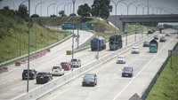 Sejumlah kendaraan melintas di Jalan Tol Trans Jawa di Kabupaten Batang, Jawa Tengah, Kamis (19/12/2024).