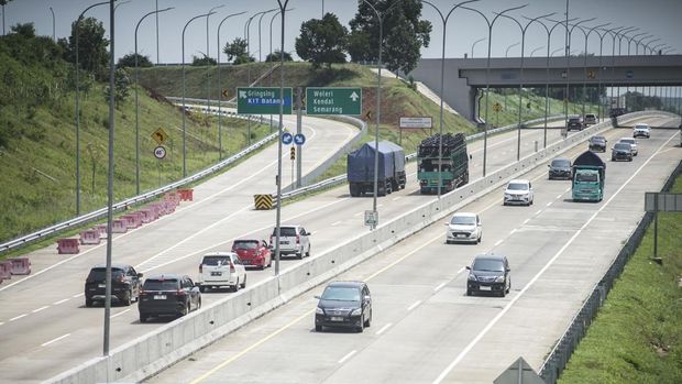 Sejumlah kendaraan melintas di Jalan Tol Trans Jawa di Kabupaten Batang, Jawa Tengah, Kamis (19/12/2024). PT Jasa Marga (Persero) Tbk. bersama kelompok usahanya dan sejumlah Badan Usaha Jalan Tol (BUJT) lainnya akan memberikan potongan tarif tol sebesar 10 persen untuk Jalan Tol Trans Jawa dari Gerbang Tol (GT) Cikampek Utama Jalan Tol Jakarta-Cikampek menuju GT Kalikangkung Jalan Tol Batang-Semarang dan jalur sebaliknya pada arus balik yang berlaku selama tiga hari yaitu arus mudik Natal pada (19/12), arus balik Natal pada (28/12) dan arus balik Tahun Baru pada 3 Januari 2025. ANTARA FOTO/Harviyan Perdana Putra/aww.