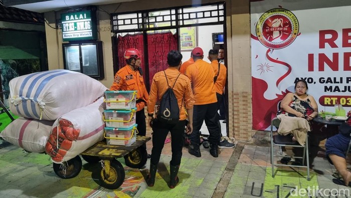 atap gedung setan Surabaya ambrol