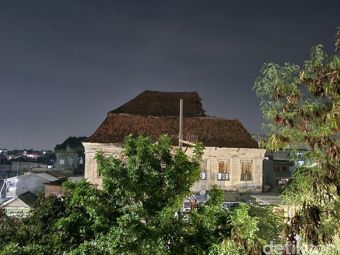 atap gedung setan Surabaya ambrol