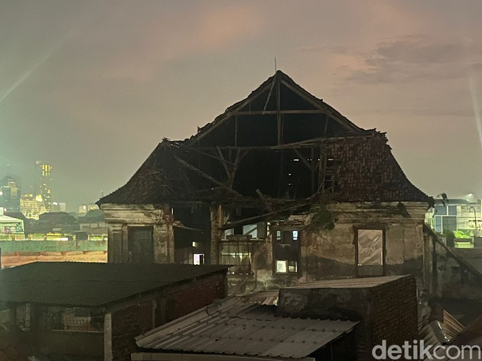 atap gedung setan Surabaya ambrol