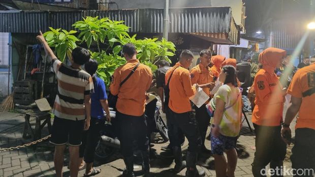 atap gedung setan Surabaya ambrol