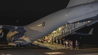 Sejumlah warga negara Australia itu dievakuasi setelah gempa bumi dahsyat yang melanda lepas pantai Vanuatu di Samudra Pasifik Selatan. (CPL Adam Abela/Australian Department of Defence via AP)