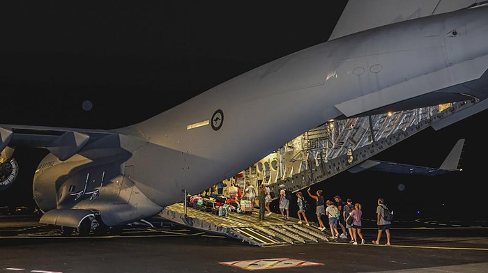Australia Evakuasi Warganya dari Vanuatu yang Diguncang Gempa In this photo released by Australian Department of Defence, Australian citizens board a Royal Australian Air Force aircraft for a flight home from Bauerfield International Airport, Port Vila, Vanuatu, Wednesday, Dec. 18, 2024 following a powerful earthquake that struck just off the coast of Vanuatu in the South Pacific Ocean. (CPL Adam Abela/Australian Department of Defence via AP)