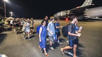Warga negara Australia menaiki pesawat Angkatan Udara Kerajaan Australia untuk penerbangan pulang dari Bandara Internasional Bauerfield, Port Vila, Vanuatu, Rabu (18/12/2024). (CPL Adam Abela/Australian Department of Defence via AP)