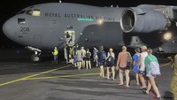 Vanuatu merupakan negara di Samudra Pasifik barat daya. Negara ini terdiri dari rantai pulau berupa 13 pulau utama dan banyak pulau kecil yang terletak sekitar 500 mil (800 km) di sebelah barat Fiji dan 1.100 mil (1.770 km) di sebelah timur Australia. (DFAT via AP)