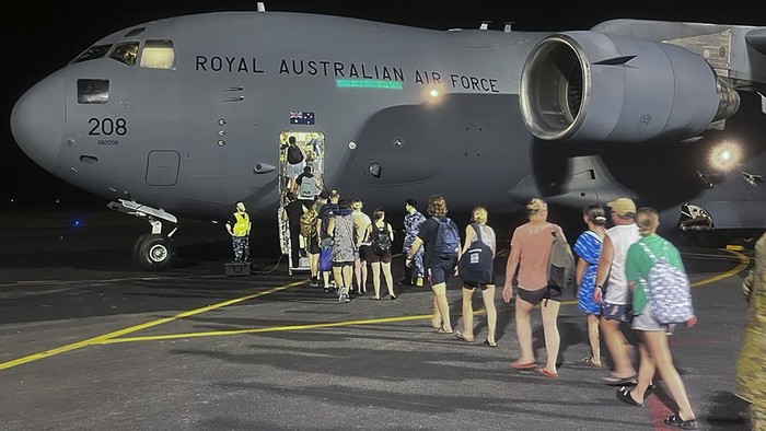 Australia Evakuasi Warganya dari Vanuatu yang Diguncang Gempa In this photo released by Australia's Department of Foreign Affairs and Trade (DFAT), Australians board a Royal Australian Air Force aircraft in Port Vila, Vanuatu in the early hours of Thursday, Dec. 19, 2024, following a powerful earthquake that struck just off the coast of Vanuatu in the South Pacific Ocean, Tuesday, Dec. 17, 2024. (DFAT via AP)
