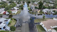 Banjir merendam jalanan di kawasan Fort Lauderdale, Florida, Rabu (19/12/2024) waktu setempat.