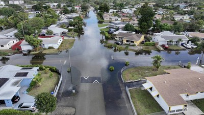 Bak Sungai, Begini Penampakan Banjir Rendam Jalanan di Florida
