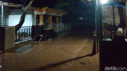 Kondisi banjir yang melanda wilayah Dompu NTB pada Kamis (19/12/2024) malam. (BPBD Dompu)