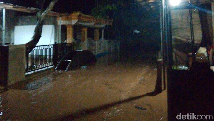 Kondisi banjir yang melanda wilayah Dompu NTB pada Kamis (19/12/2024) malam. (BPBD Dompu)