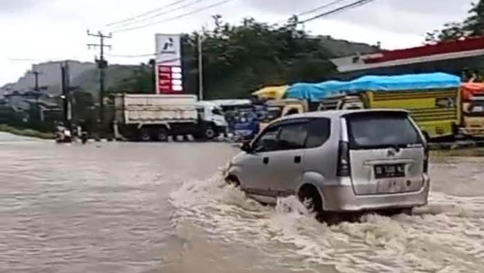 Banjir menerjang Jalan Poros Barru-Soppeng.
