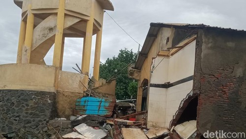 Lingkungan Bugis, Kecamatan Ampenam, Kota Mataram, NTB, terdampak air rob akibat cuaca ekstrem, Kamis (19/12/2024). (Nathea Citra/detikBali)