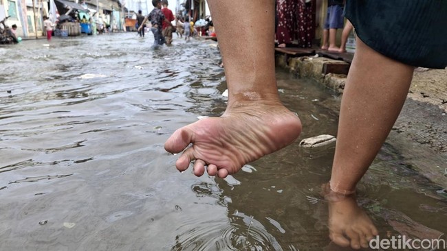 Serba-serbi Banjir Rob di Jakut: Warga Capek Sampai Kaki Mengkerut