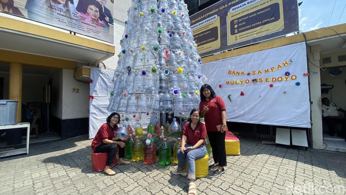 Bank Sampah Sedoyo Mulyo di Kecamatan Semarang Tengah, ubah limbah galon jadi pohon natal setinggi 7 meter, Kamis (19/12/2024).