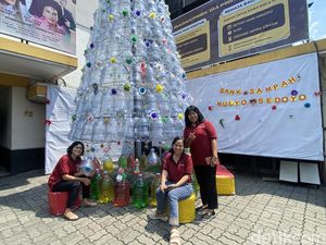 Keren! Bank Sampah di Semarang Bikin Pohon Natal dari 250 Limbah Galon