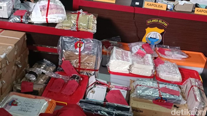 Barang bukti digelar dalam konferensi pers kasus sindikat uang palsu di UIN Alauddin Makassar di Mapolres Gowa. Ihwan Gunawan/detikSulsel