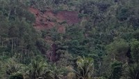 Warga satu RT yang terdiri dari 43 KK dan 119 jiwa terpaksa diungsikan ke tempat aman akibat bencana tanah gerak yang memicu serangkaian longsor di sejumlah titik yang mengancam keselamatan. 