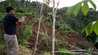 Petugas mendokumentasikan salah satu titik longsoran di sekitar permukiman Desa Ngrandu, Trenggalek, Jawa Timur, Rabu (18/12/2024). 
