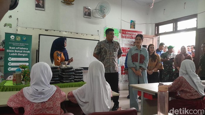 Bobby dan Kahiyang meninjau uji coba pemberian Makan Bergizi Gratis ke 10 sekolah di Medan (Nizar Aldi/detikcom)