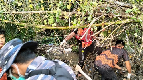 Petugas SAR Mataram evakuasi jenazah anak hilang terseret di parit depan rumahnya di Lombok Timur, NTB. (Humas SAR Mataram)