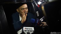 Budi Arie juga melambaikan tangannya sebelum meninggalkan gedung Bareskrim Polri.  