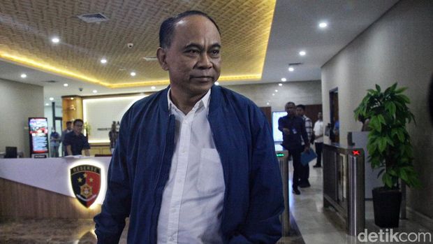 Eks Menkominfo Budi Arie telah selesai diperiksa di Bareskrim Polri, Kamis (19/12/2024). Budi kemudian meninggalkan Bareskrim sambil mengacungkan jempol dan melambaikan tangan.