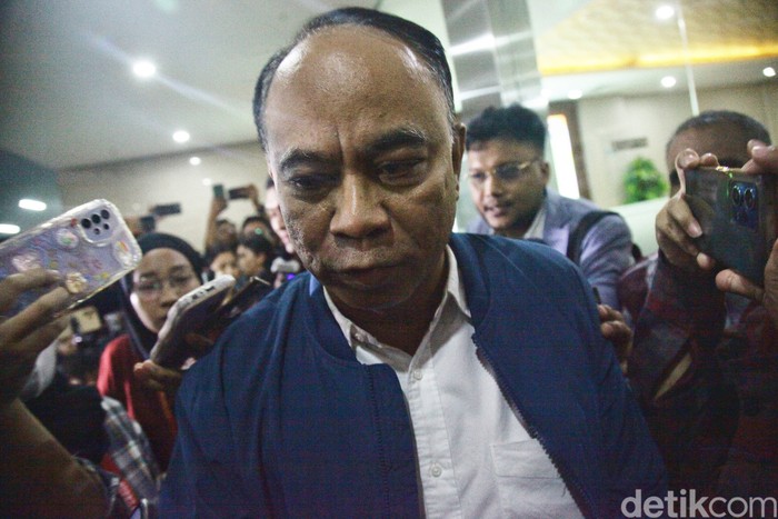 Eks Menkominfo Budi Arie telah selesai diperiksa di Bareskrim Polri, Kamis (19/12/2024). Budi kemudian meninggalkan Bareskrim sambil mengacungkan jempol dan melambaikan tangan.