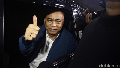 Acungan Jempol-Lambaian Tangan Budi Arie Usai Diperiksa Bareskrim