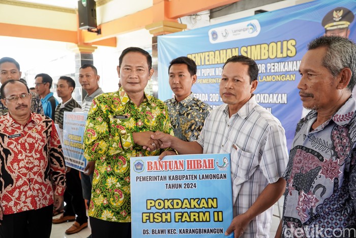 Bupati Lamongan Salurkan Bantuan Pupuk Non Subsidi untuk 200 Pokdakan