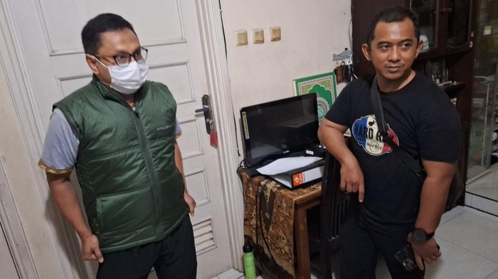 Foto buronan  Kejati NTB saat diamankan di Semarang.