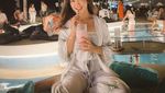 Pose Keren Chandrika Chika saat Ngopi dan Minum Milkshake Strawberry