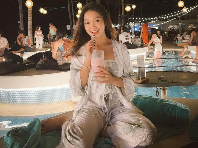 Pose Keren Chandrika Chika saat Ngopi dan Minum Milkshake Strawberry