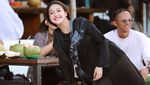 Pose Keren Chandrika Chika saat Ngopi dan Minum Milkshake Strawberry