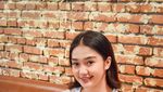 Pose Keren Chandrika Chika saat Ngopi dan Minum Milkshake Strawberry
