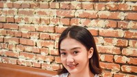 Tak hanya kopi, teman dekat Billy Syahputra ini juga doyan menikmati minuman varian strawberry. Salah satunya varian milkshake strawberry. Foto: Instagram @chndrika_