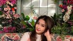 Pose Keren Chandrika Chika saat Ngopi dan Minum Milkshake Strawberry