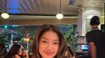Pose Keren Chandrika Chika saat Ngopi dan Minum Milkshake Strawberry