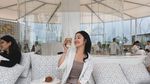 Pose Keren Chandrika Chika saat Ngopi dan Minum Milkshake Strawberry