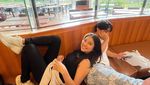 Pose Keren Chandrika Chika saat Ngopi dan Minum Milkshake Strawberry
