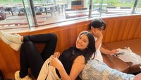 Di Instagram, Chandrika Chika banyak membagikan momen hangout seru. Ia sering nongkrong bareng teman ke kafe-kafe kekinian. Foto: Instagram @chndrika_