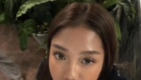 Wanita yang ngetop lewat goyang papi chulo di TikTok ini memang dikenal kontroversi. Tak sedikit banyak netizen yang menyoroti media sosialnya. Foto: Instagram @chndrika_