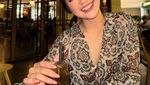 Pose Keren Chandrika Chika saat Ngopi dan Minum Milkshake Strawberry