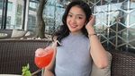 Pose Keren Chandrika Chika saat Ngopi dan Minum Milkshake Strawberry