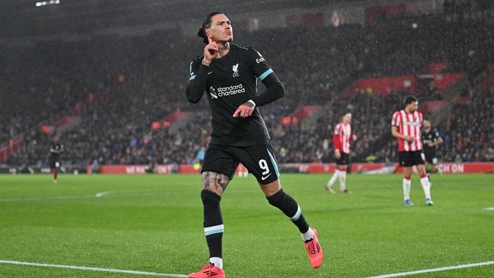 SOUTHAMPTON, ENGLAND - DECEMBER 18: Darwin Nunez of Liverpool celebrates scoring his teams first goal during the Carabao Cup Quarter Final match between Southampton and Liverpool at St Marys Stadium on December 18, 2024 in Southampton, England. (Photo by Dan Mullan/Getty Images)