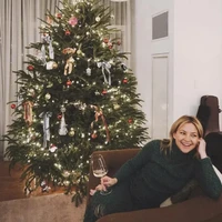 Pohon Natal dengan dekorasi sederhana namun hangat terpajang di rumah aktris Kate Hudson. Bintang film How To Lose A Guy in 10 Days itu pun berpose dengan busana hijau yang serasi dengan pohon Natal di rumahnya. Foto: Instagram