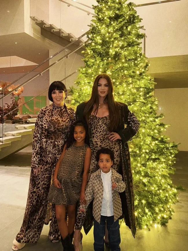 Klan Kardashian tidak pernah mengecewakan dalam hal dekorasi Natal. Seperti kedua saudarinya, Kim dan Kourtney, Khloe Kardashian juga memajang pohon Natal spektakuler di rumahnya pada 2024 ini. Dalam unggahan di Instagram, Khloe berpose bersama ibunya Kris Jenner dan kedua anaknya, True serta Tatum Thompson denga latar belakang pohon Natal raksasa yang dihiasi lampu-lampu meriah. Foto: Instagram